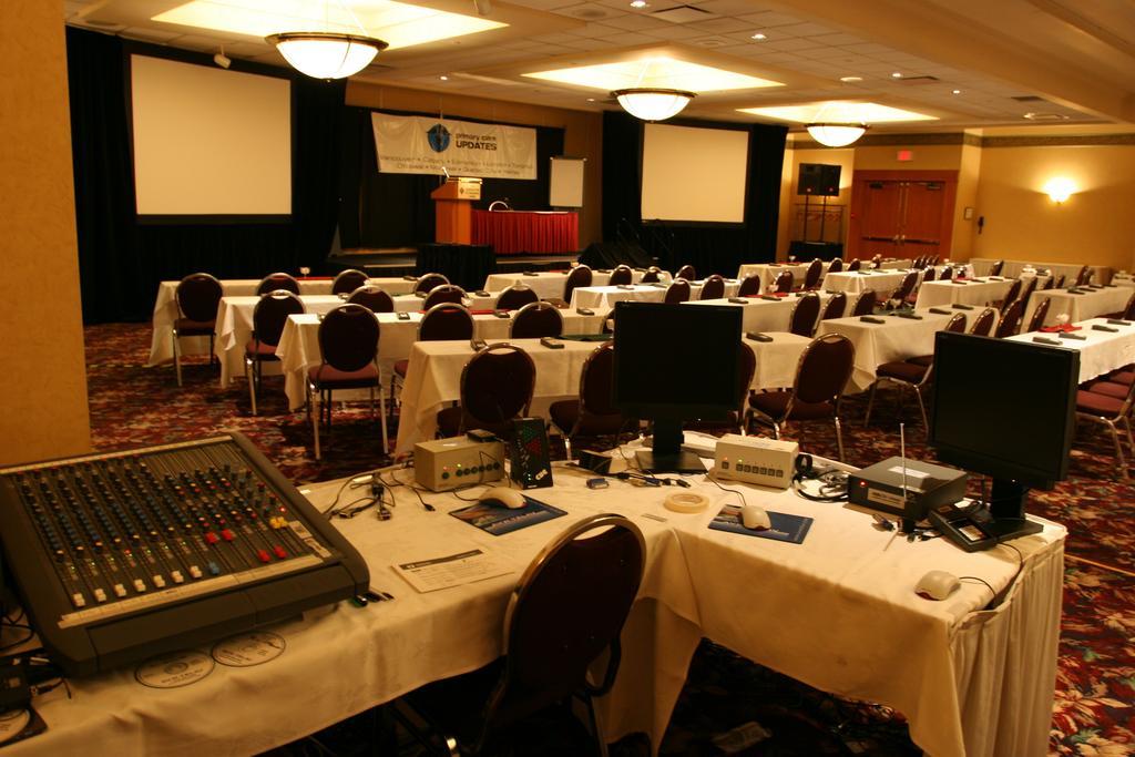 The Glenmore Inn & Convention Centre Calgary Exterior photo